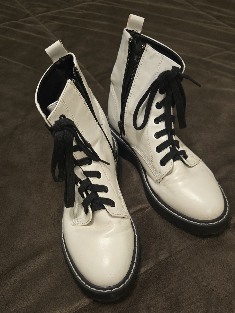 Madden Girl White Boots With Black Bottoms Womens Size 8